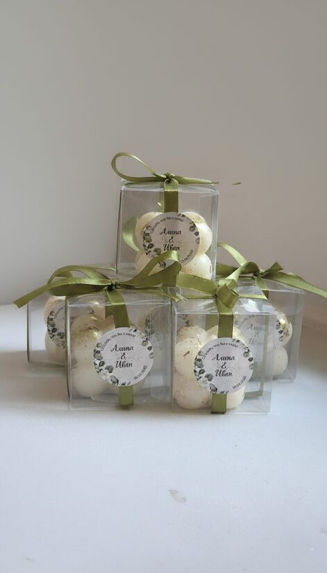 Personalizēta kāzu svece viesiem ar zaļu lentīti un eikalipta dizaina uzlīmi